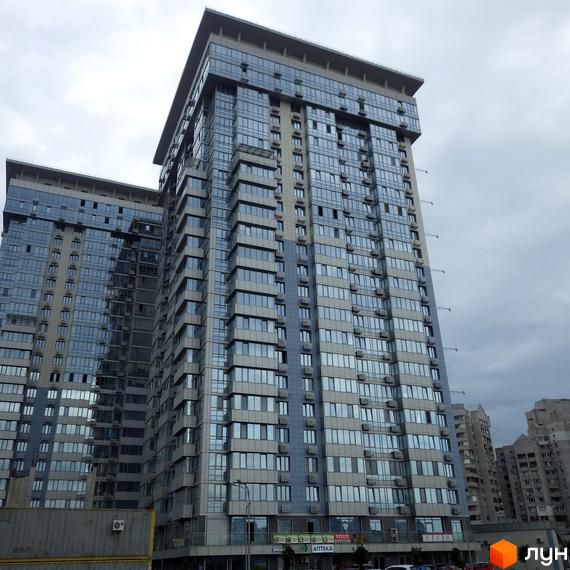 Житловий комплекс RiverStone - висотні будинки з панорамним склінням та кондиціонерами. На першому поверсі розташовані комерційні приміщення.