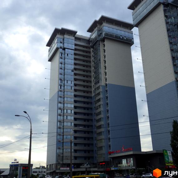 Житловий комплекс RiverStone – це висотні будинки з панорамним склінням та сірими та блакитними фасадами. На першому поверсі розташовані комерційні приміщення.