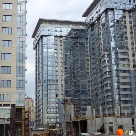 Житловий комплекс RiverStone – це сучасна новобудова з панорамним склінням та видовими квартирами. Зовнішній вигляд будівель вражає своєю елегантністю та функціональністю.