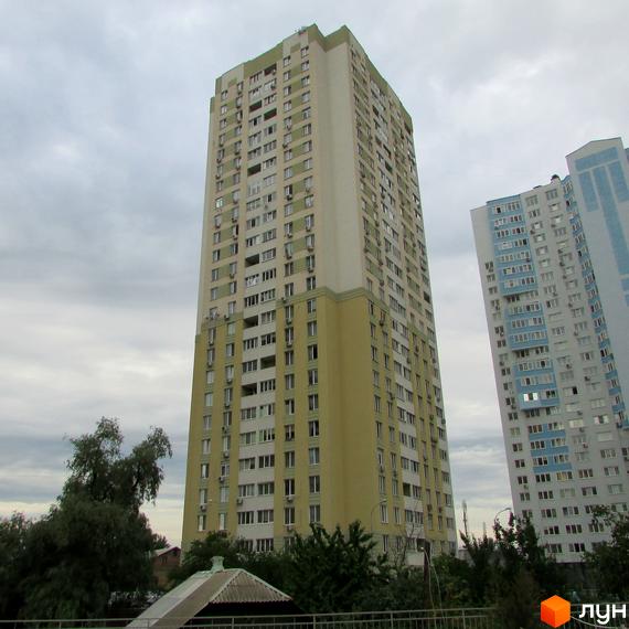 Житловий комплекс на вул. Урлівська, 23в, з високими будинками та зеленими насадженнями на прибудинковій території.