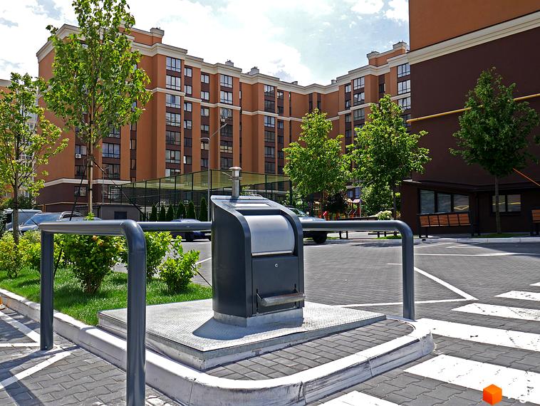 Зовнішній вигляд житлового комплексу Софіївські Липки з багатоповерховими будинками та доглянутою прибудинковою територією з деревами та зеленими зонами.