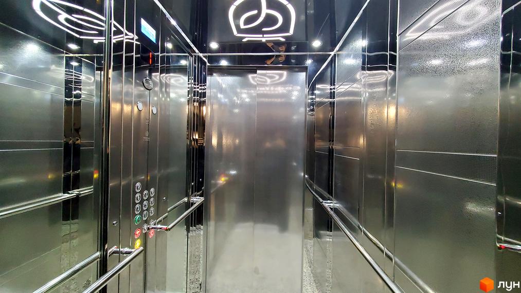 Інтер'єр ліфта в новобудові ЖК Софіївські Липки. Оздоблення стін та дверей ліфта виконано з полірованої нержавіючої сталі, дзеркальні поверхні створюють відчуття простору.