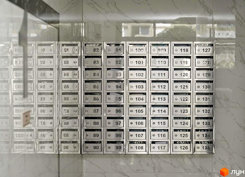 Секція поштових скриньок з номерами в новобудові ЖК Софіївські Липки. Зовнішній вигляд фасаду з мармуровим оздобленням.