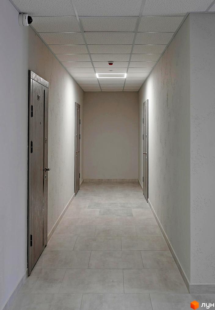 Коридор новобудови ЖК Софіївські Липки з дверима та стелею з підсвіткою. Огляд житлового комплексу.