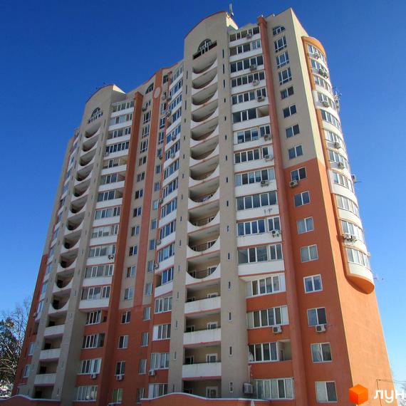 Багатоповерховий будинок Житлового комплексу Берізки з фасадом теракотового та бежевого кольорів, численними вікнами та вигнутими балконами.