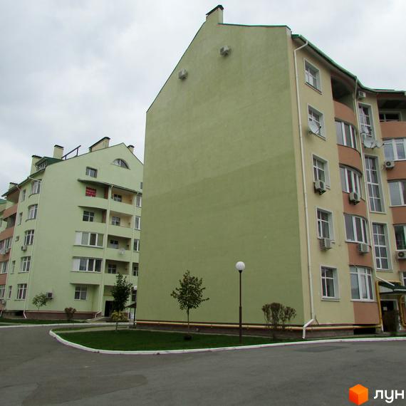 Житловий комплекс Петропавлівський має багатоповерхові будинки світло-зеленого та бежевого кольорів з балконами. Прибудинкова територія облаштована зеленими газонами, деревами та асфальтованими доріжками.