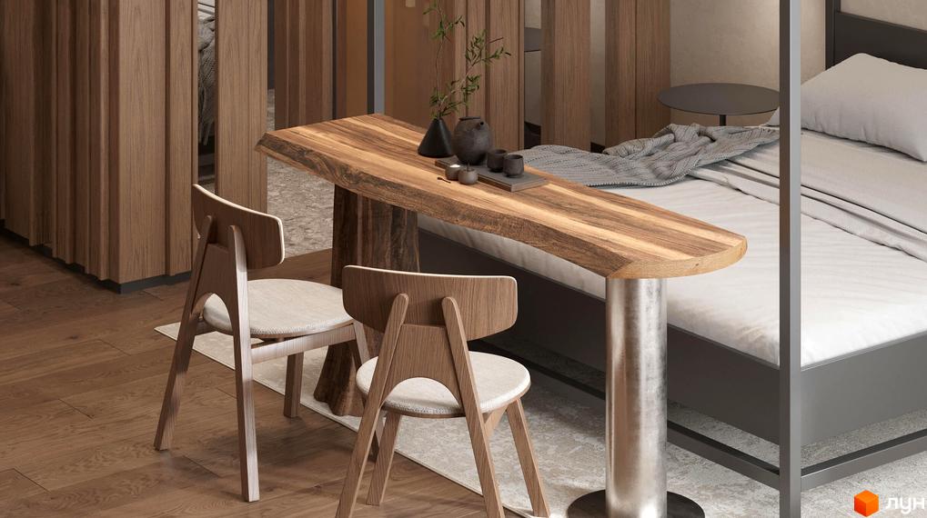 Кімната з дерев'яним столом, стільцями та ліжком у Комплексі „Меланіт Резорт & СПА“.