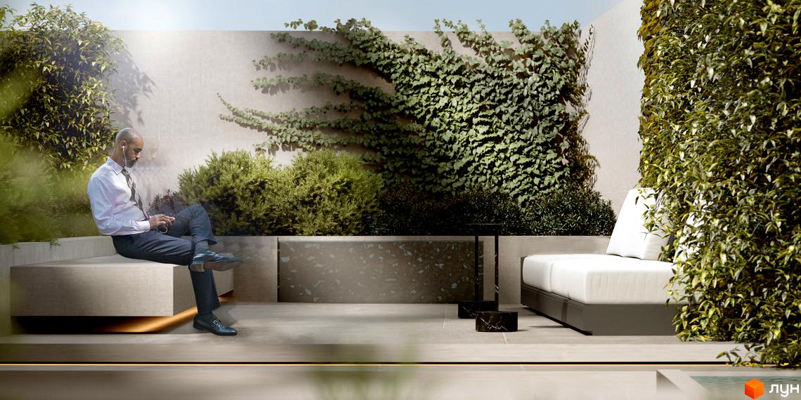 Зображення прибудинкової території Житлового комплексу PANORAMA з лаунж зоною та озелененням. Чоловік відпочиває на терасі.