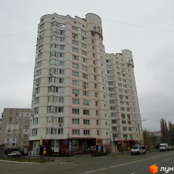 Житловий комплекс Оваціо з висотними будинками та прибудинковою територією. На передньому плані видно парковку та зелені насадження.