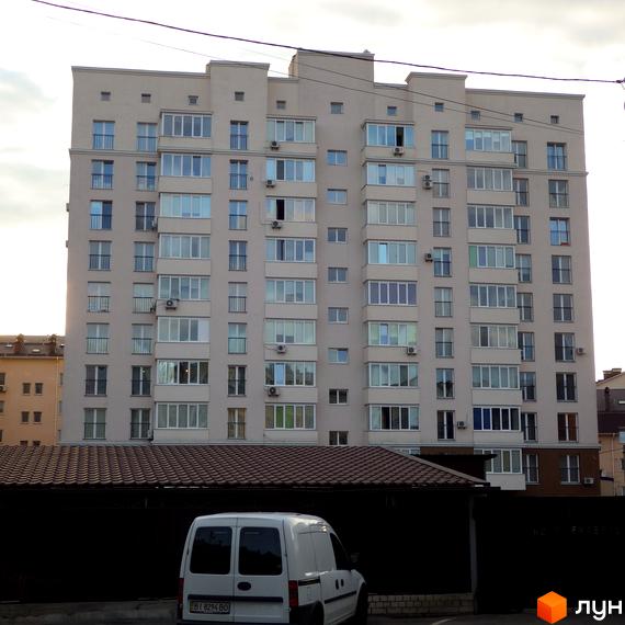 Житловий комплекс Софіївський з сучасною фасадною обробкою та великими вікнами. Прибудинкова територія з паркувальними місцями.