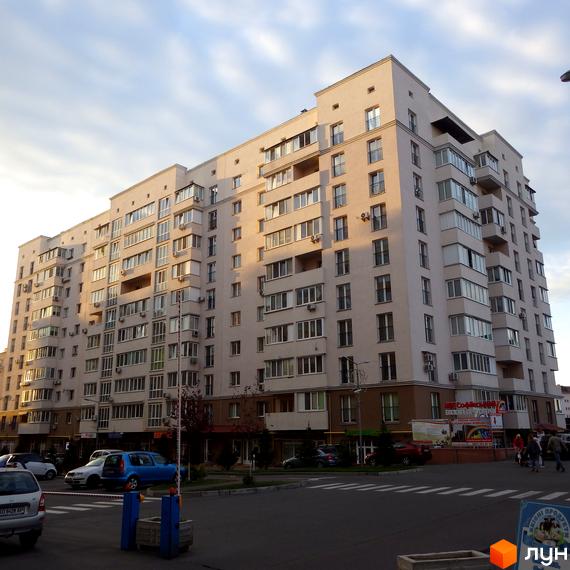 Житловий комплекс Софіївський з сучасною архітектурою, прибудинкова територія з паркувальними місцями та зеленими насадженнями.