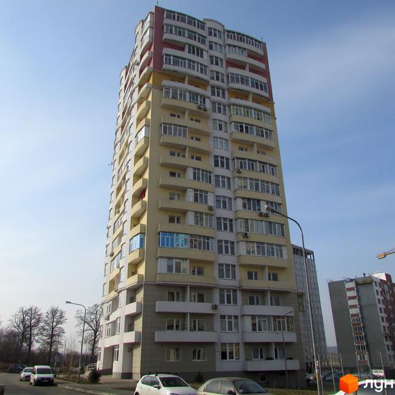 Житловий комплекс Гранд Лайф, висотна будівля з балконами та великими вікнами, прибудинкова територія з автомобілями.