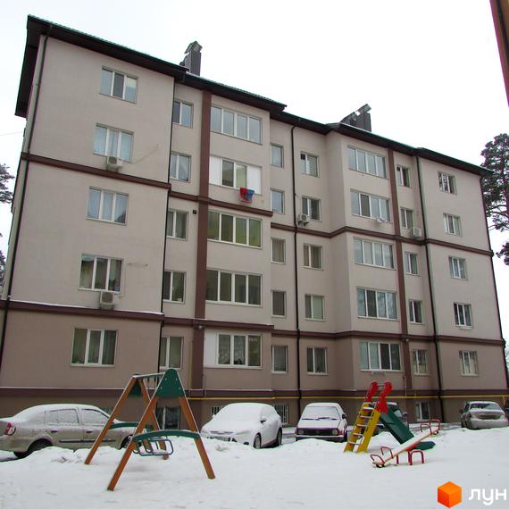 Житловий комплекс на вул. Виговського, 22 з сучасними вікнами та прибудинковою територією з дитячим майданчиком.