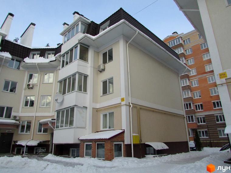 Зовнішній вигляд житлового комплексу ЖК Матросова з білими та бежевими фасадами, балконами та темним дахом. Навколо засніжена прибудинкова територія з доріжками.