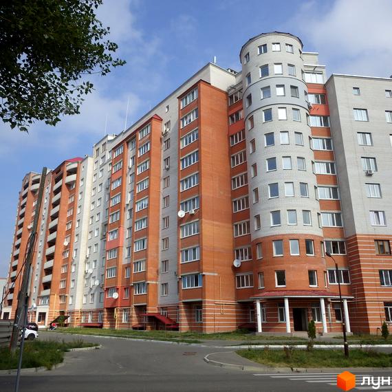 Житловий комплекс ЖК Городок з сучасною архітектурою, прибудинкова територія з зеленими насадженнями та паркувальними місцями.