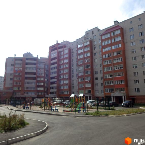 Зовнішній вигляд житлового комплексу ЖК Городок з ігровим майданчиком та прибудинковою територією.