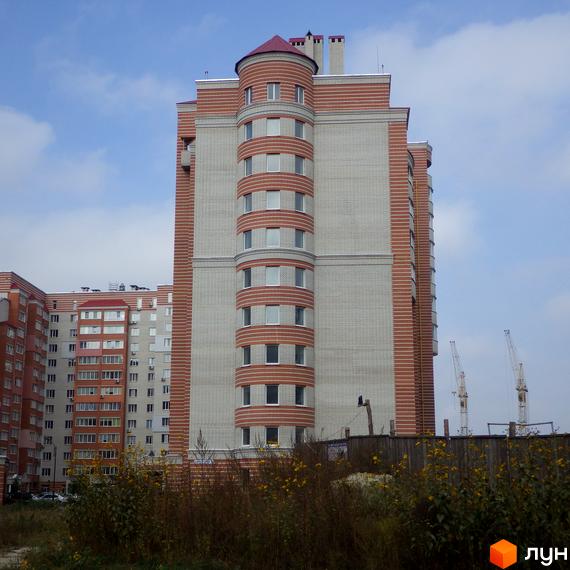 Житловий комплекс Городок з характерною архітектурою та прибудинковою територією, обрамленою зеленню.