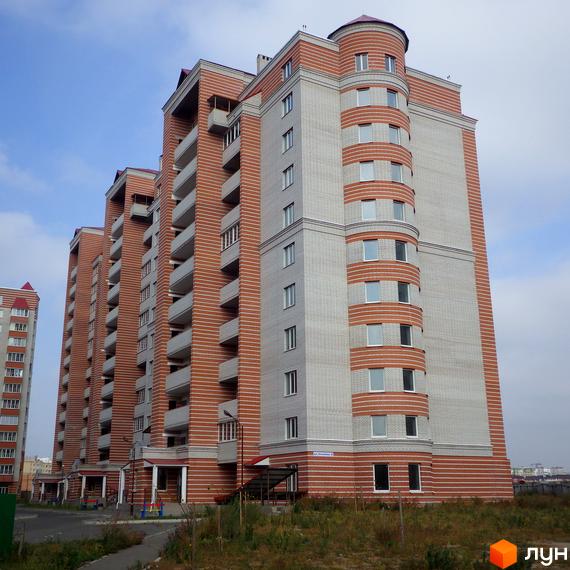 Житловий комплекс Городок - це багатоповерхові будинки з цегляним фасадом та балконами. Навколо будівель облаштована прибудинкова територія.