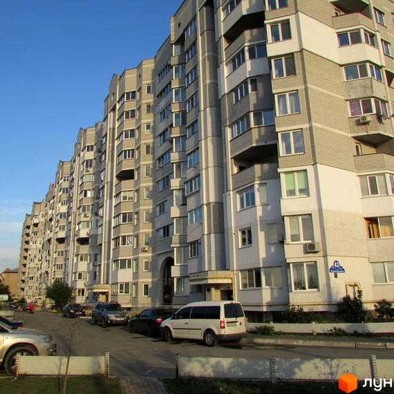 Житловий комплекс Петрівський оновлений з сучасними балконами та великими вікнами. Прибудинкова територія з паркувальними місцями та зеленими насадженнями.