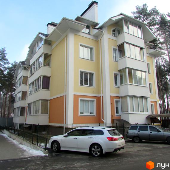 Житловий комплекс на вул. Лісова, 4д, з жовтою та білою фасадною обробкою, прибудинкова територія з автомобілями.