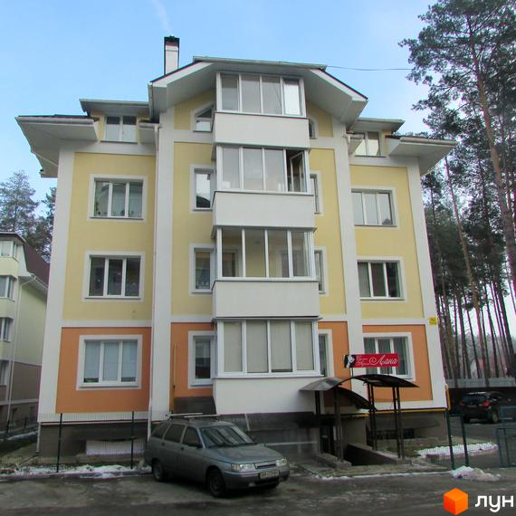 Житловий комплекс на вул. Лісова, 4д, з фасадом жовтого кольору та великими вікнами. Прибудинкова територія з паркувальними місцями та зеленими насадженнями.