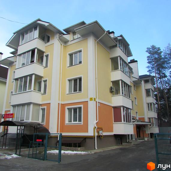 Житловий комплекс на вул. Лісова, 4д, з фасадом жовтого та помаранчевого кольорів. Прибудинкова територія з паркінгом та зеленими насадженнями.