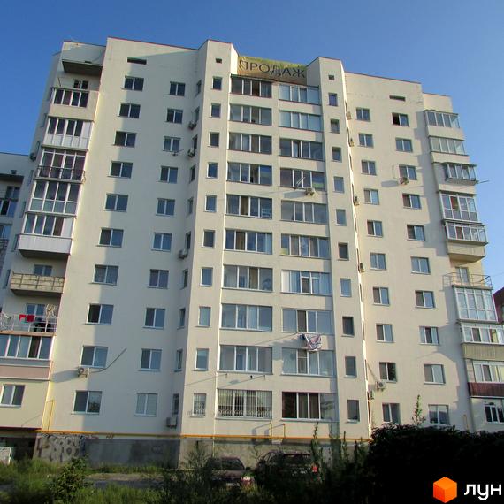 Житловий комплекс на вул. Нова, 4. Вид на фасад будинку з балконами та прибудинковою територією.