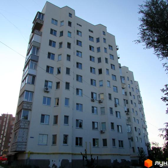 Зовнішній вигляд будинку на вул. Нова, 4, з великими вікнами та прибудинковою територією, озелененою деревами.