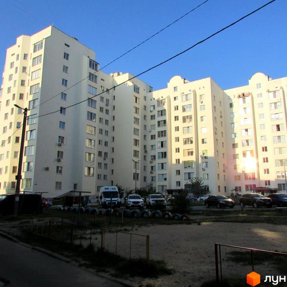 Житловий комплекс на вул. Нова, 4 з сучасною архітектурою та прибудинковою територією, облаштованою для відпочинку.