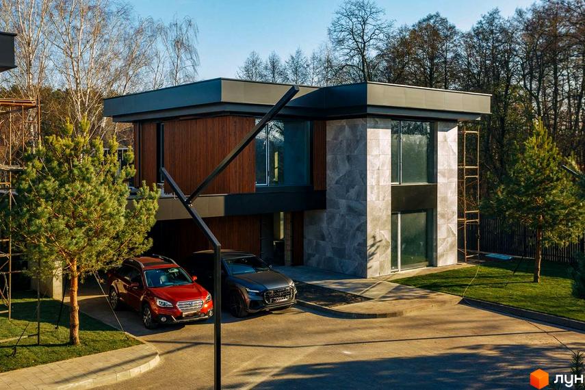 Котеджне містечко MAREA CLUB ROMANKIV. Зовнішній вигляд двоповерхового будинку з великими вікнами та дерев'яними елементами, два автомобілі на подвір'ї.