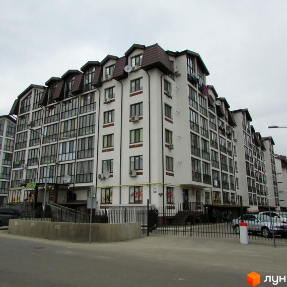 Житловий комплекс Празький квартал – багатоповерхові будинки з мансардними дахами та кондиціонерами. Прибудинкова територія огороджена парканом, є парковка.