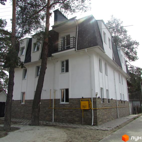 Клубний будинок „Полтавська, 80“ - біла фасадна будівля з кам'яним цоколем та темним дахом. Навколо будинку дерева та облаштована прибудинкова територія з доріжками.