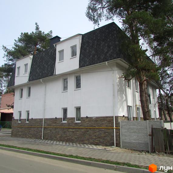 Клубний будинок „Полтавська, 80“ має білий фасад з кам'яною обробкою цоколя та темний дах. Біля будинку розташована огорожа та дерева.