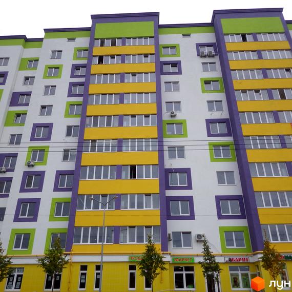 Житловий комплекс Щасливий на Яблуневій – багатоповерховий будинок з яскравим фасадом у фіолетових, жовтих та зелених кольорах. На першому поверсі розташовані комерційні приміщення.