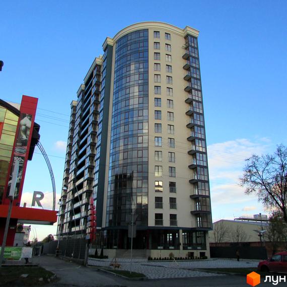 Фамільний житловий комплекс - висотна новобудова з панорамним склінням та балконами. Навколо будинку облаштована прибудинкова територія з бруківкою та зеленими насадженнями.