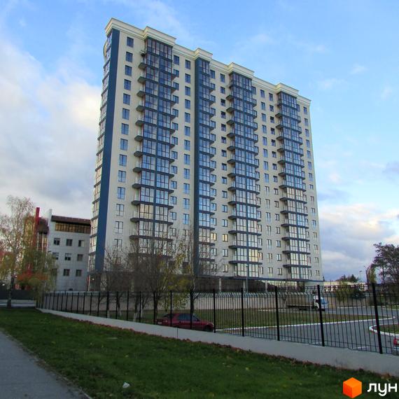 Фамільний - висотна новобудова з панорамними вікнами та балконами. Навколо будівлі огороджена територія з зеленою зоною та парковкою.