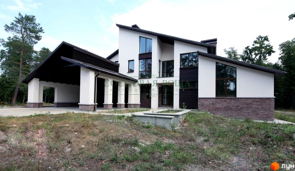 Зображення будинку в Котеджному містечку Соснова роща. Білі стіни, великі вікна та коричневі акценти. Перед будинком газон та рослинність.