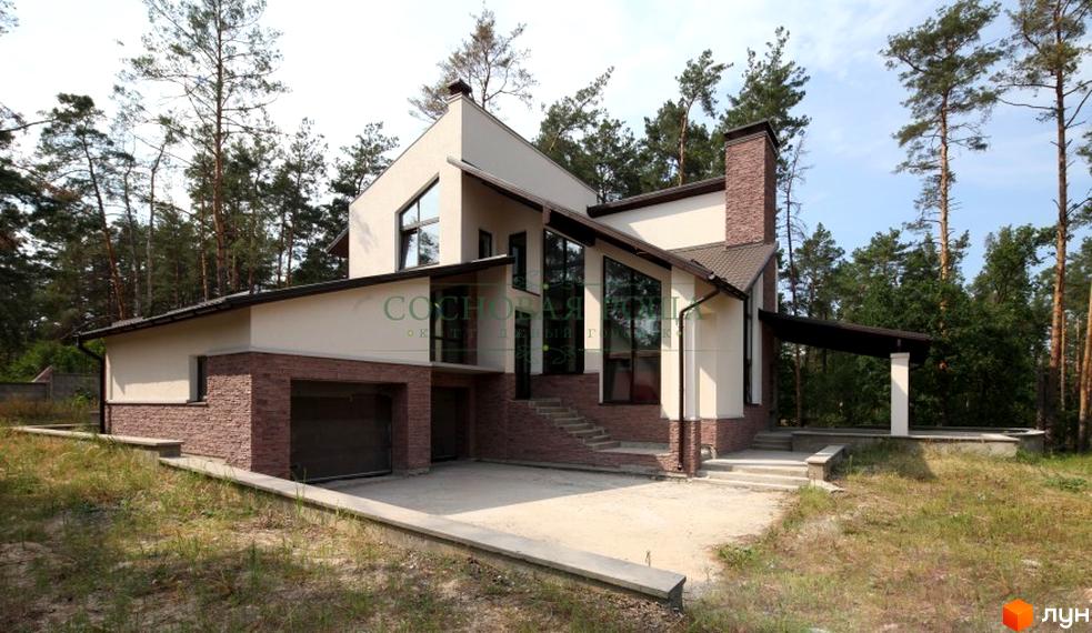 Зовнішній вигляд будинку КМ Соснова роща з двома гаражами, великими вікнами та терасою. Навколо будинку розташована прибудинкова територія з газоном та деревами.