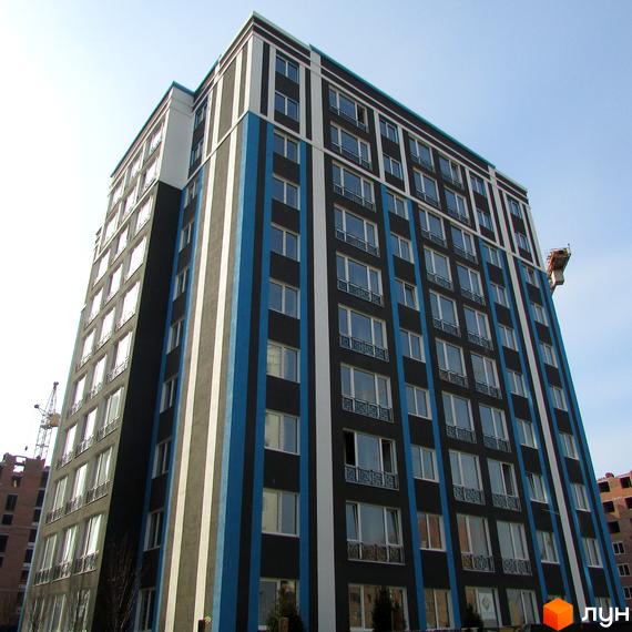 Висотна будівля ЖК Фортуна-2 з великою кількістю вікон та балконів. Фасад будівлі виконаний у чорному, білому та синьому кольорах, що створює цікавий архітектурний вигляд.