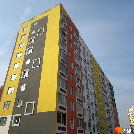 Багатоповерховий будинок Житлового комплексу Синергія-2 з яскравим фасадом. На території комплексу є дитячі майданчики та зони відпочинку.