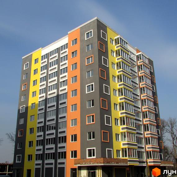 Багатоповерховий будинок Житлового комплексу Синергія-2 з яскравим фасадом. Навколо будинку видно незабудовану територію.