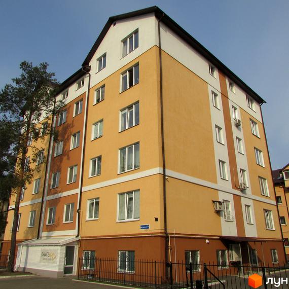 Зовнішній вигляд новобудови на вулиці Степанівська, 10а. Будинок має жовто-білий фасад та розташований біля зеленої зони.