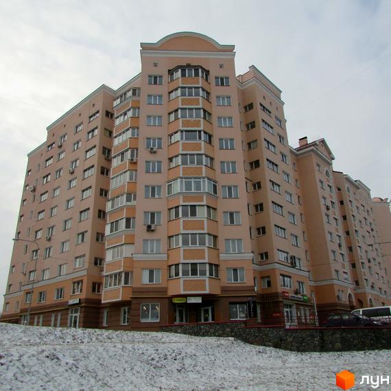 Зовнішній вигляд багатоповерхового будинку просп. Шевченка, 6а. Навколо будинку засніжена територія.