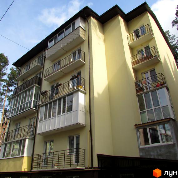 Клубний будинок „10-а лінія“ – це сучасна новобудова з балконами та заскленими лоджіями. Будинок має світло-жовтий фасад та чорний дах.