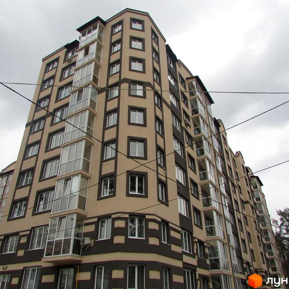 Житловий комплекс Котляревського - це багатоповерховий будинок з панорамними вікнами та балконами, оздоблений бежевими та темно-коричневими елементами. Будинок має незвичайну форму, що надає йому індивідуальності.