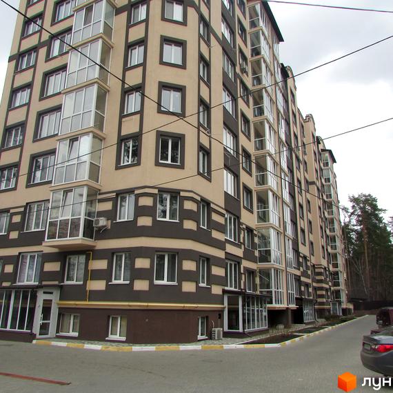 Житловий комплекс Котляревського – багатоповерхова новобудова з балконами та панорамними вікнами. Фасад оздоблений світлою штукатуркою та темними декоративними елементами. Поруч дорога з розміткою.