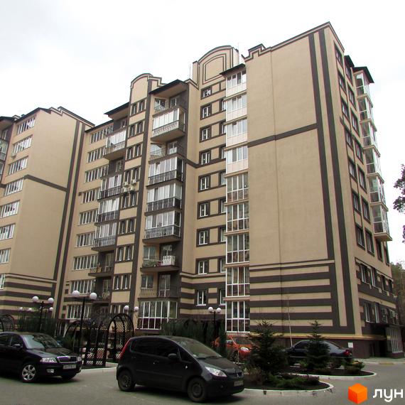 Житловий комплекс Котляревського: багатоповерховий будинок світло-бежевого кольору з темними горизонтальними смугами та балконами. Прибудинкова територія з деревами та автомобілями.