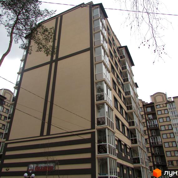 Зовнішній вигляд багатоповерхового будинку житлового комплексу Котляревського з панорамними вікнами та балконами. Фасад оздоблений світлою штукатуркою з темними декоративними елементами.