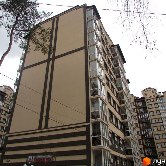 Зовнішній вигляд будинку ЖК Котляревського з панорамними вікнами та коричневими смугами. Новобудова з балконами та кондиціонерами, що виходить на вулицю.