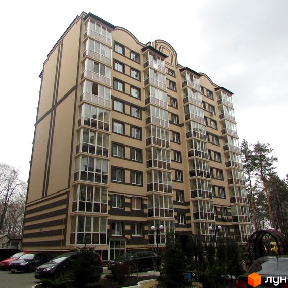 Житловий комплекс Котляревського: висотна новобудова бежевого кольору з коричневими елементами, скляними лоджіями та прибудинковою територією з деревами та автомобілями.